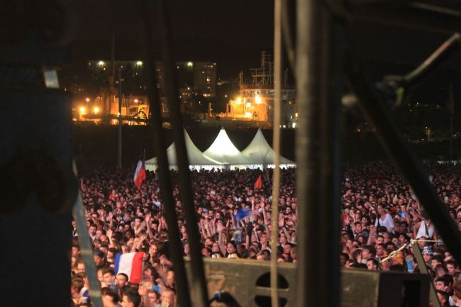 Une foule énorme devant les tentes garden cottage avec plancher pour les bars des concerts de la région 2014